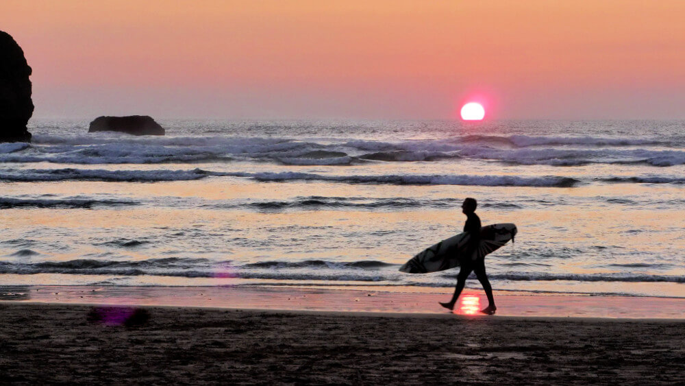 Mawgan Porth Beach Surfing