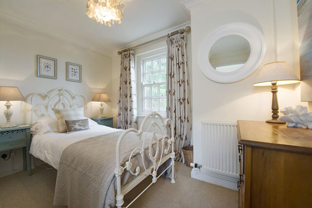 Coach House Cottage - beautiful interior design in the bedroom.