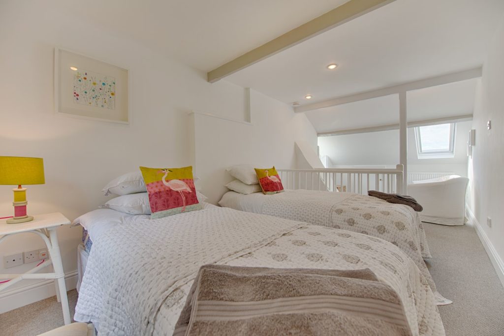 Renovated Twin Bedroom, The Quay