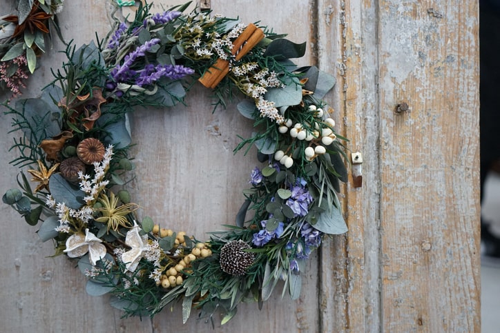 Christmas-wreath-on-the-entrance-door-624215808_727x484