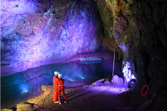 climbers-un-Wookey-Hole-caves-in-Wells-Somerset