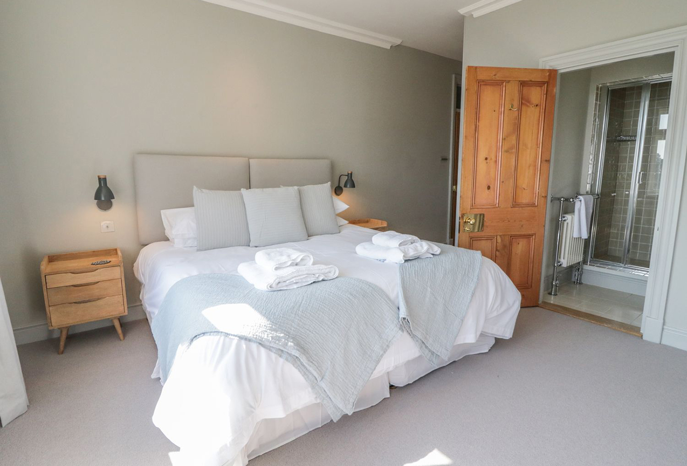 Holiday let changeover and cleaning checklist - double bedroom with ensuite.