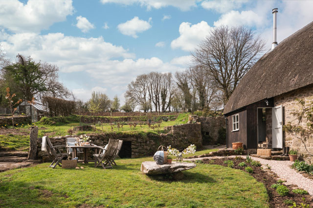 Country garden with outdoor eating area next to Butterwell Cottage at Collihole, Chagford